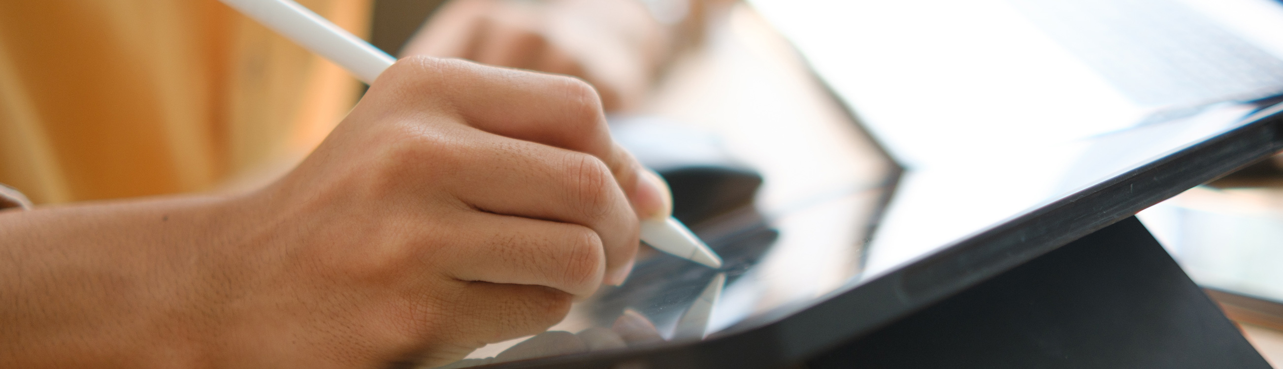 Femme qui écrit sur une tablette électronique
