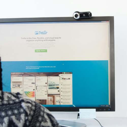 Écran d'ordinateur ouvert sur une page de l'outil Trello