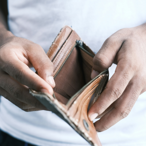 Une personne ouvre son portefeuille qui est vide