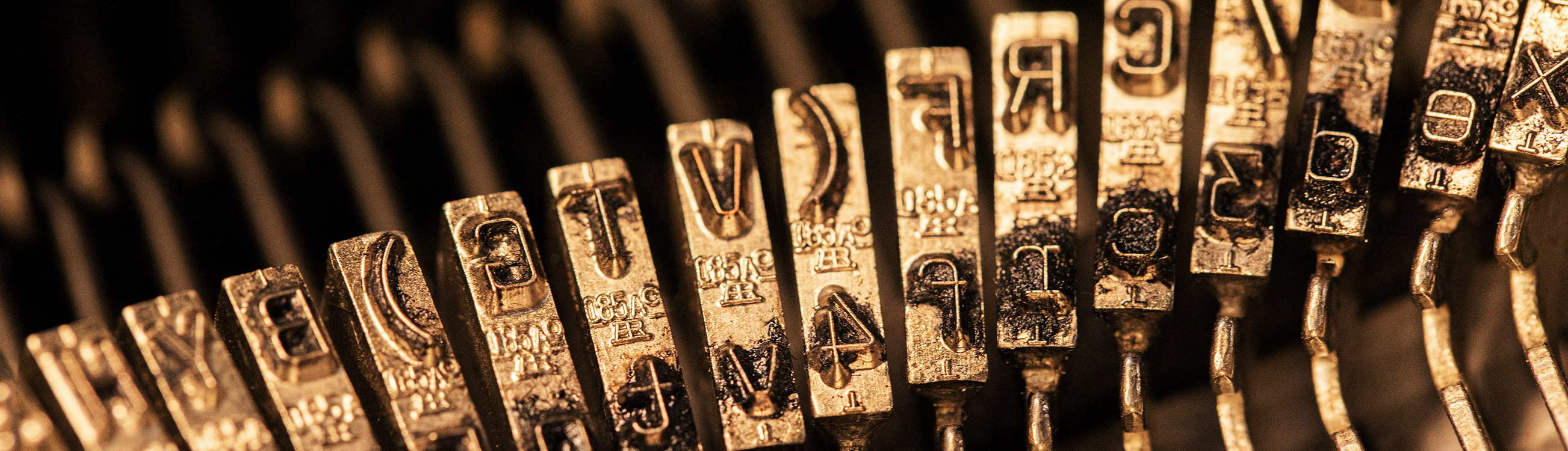 Gros plan sur les lettres d'une dactylo