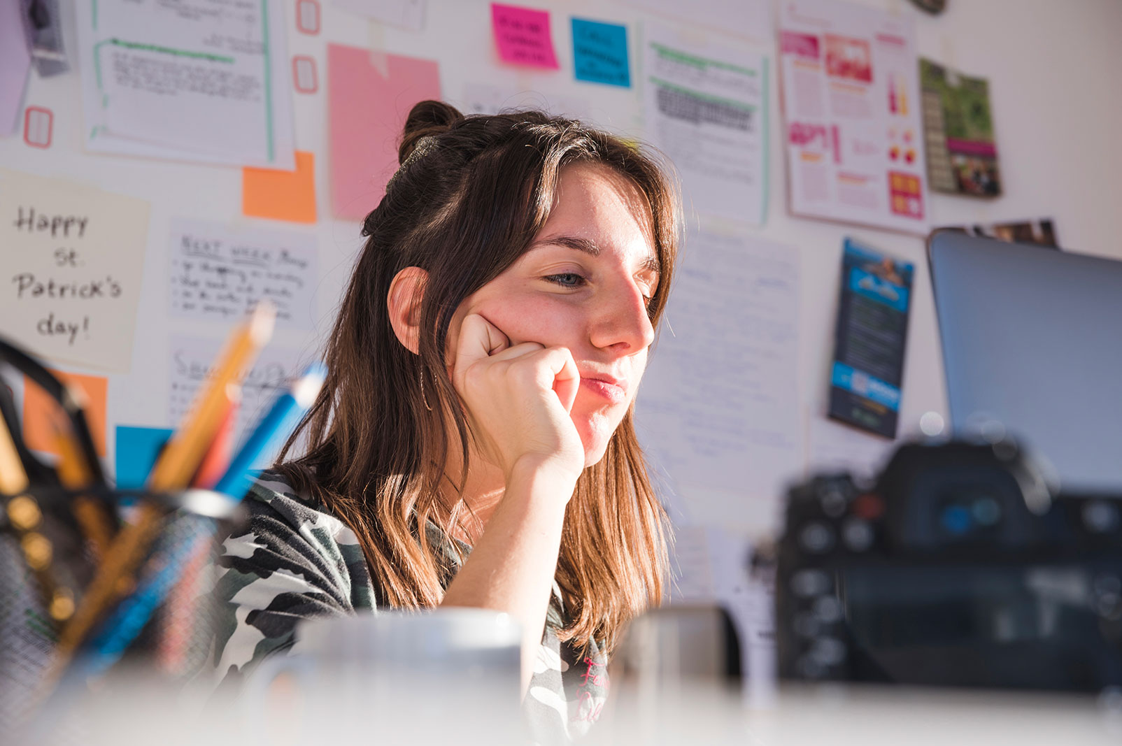 Jeune femme travaillant à l'ordinateur