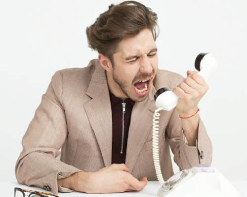 Homme qui crie au téléphone