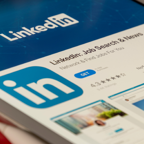 L'interface d'un appareil intelligent montrant l'application LinkedIn