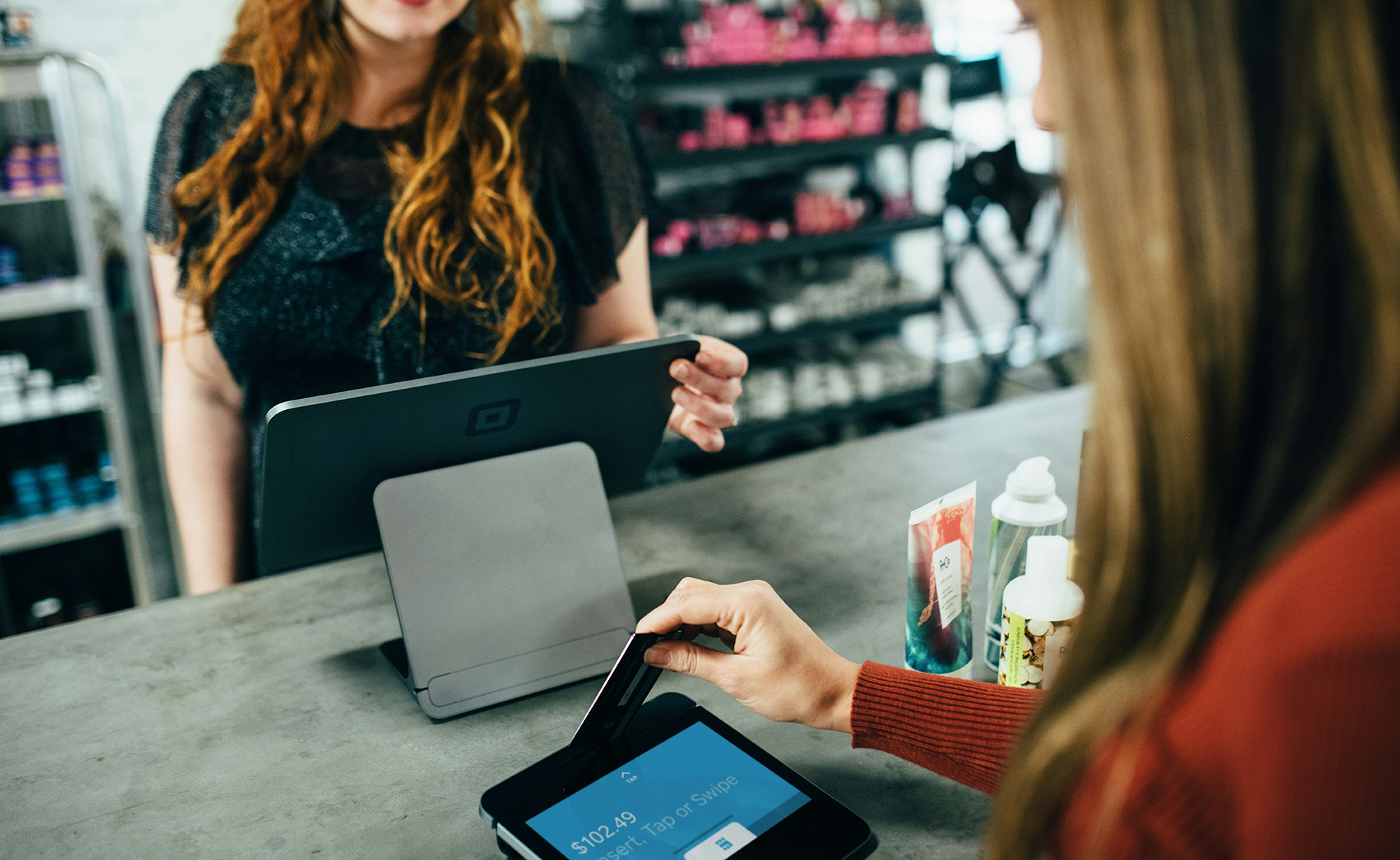 Femme faisant un achat en magasin