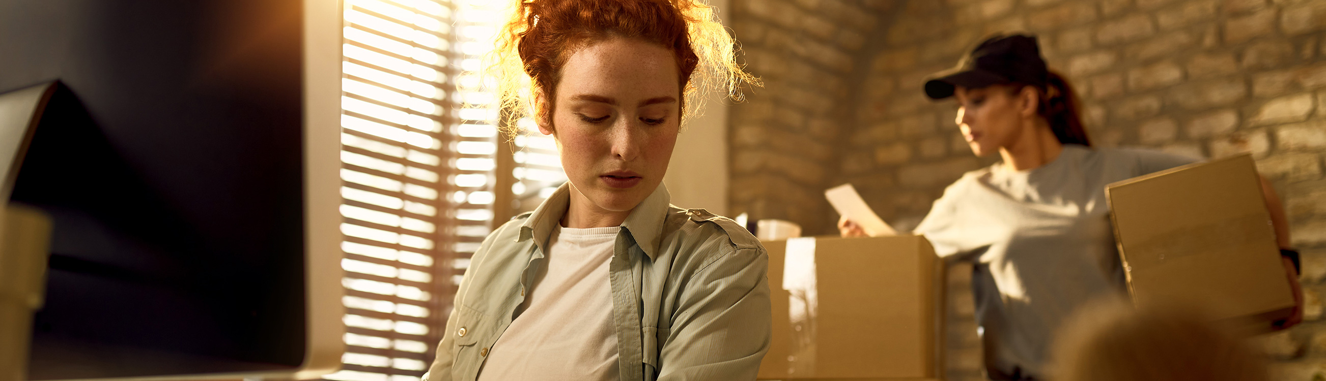 Jeune femme au bureau