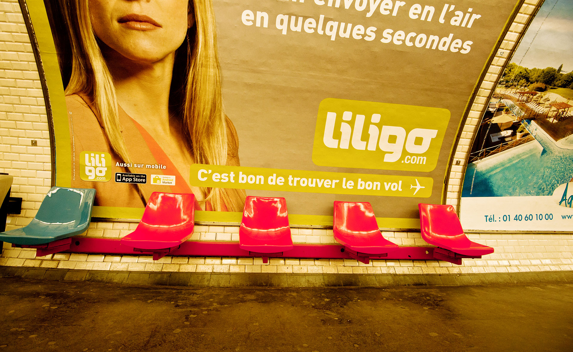 Très grande affiche publicitaire sur le mur d'un abri d'autobus