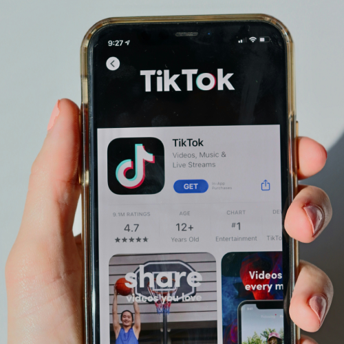 Un téléphone cellulaire montrant l'application Tiktok