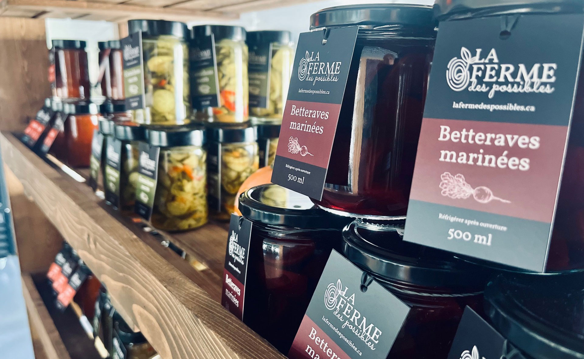 Étiquettes accrochées à un pot de conserve